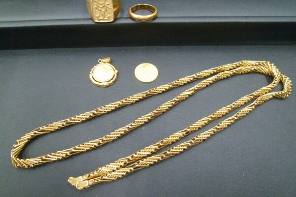 買取専門 金のクマ 沼津店「使わないアクセサリーを大量にお売り頂きました」ご夫婦で片付け進行中♪