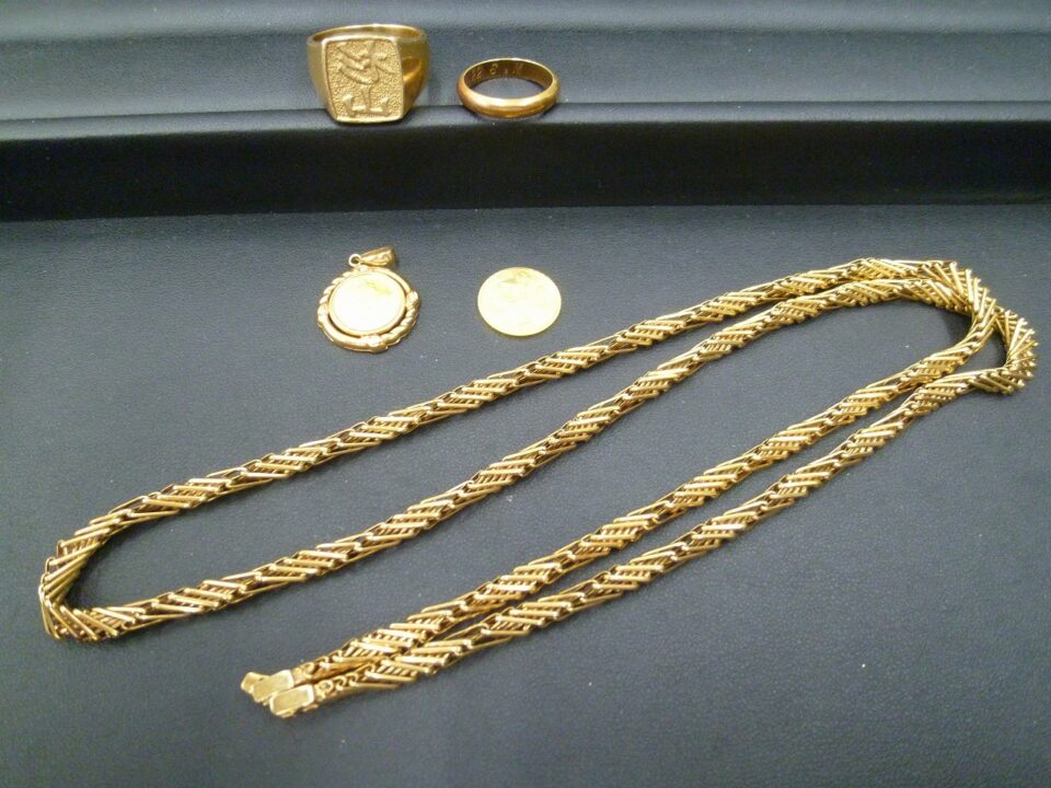 買取専門 金のクマ 沼津店「使わないアクセサリーを大量にお売り頂きました」ご夫婦で片付け進行中♪