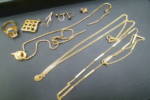 買取専門 金のクマ 沼津店「金のアクセサリーは切れていても問題なし」金は状態が金額に影響しません