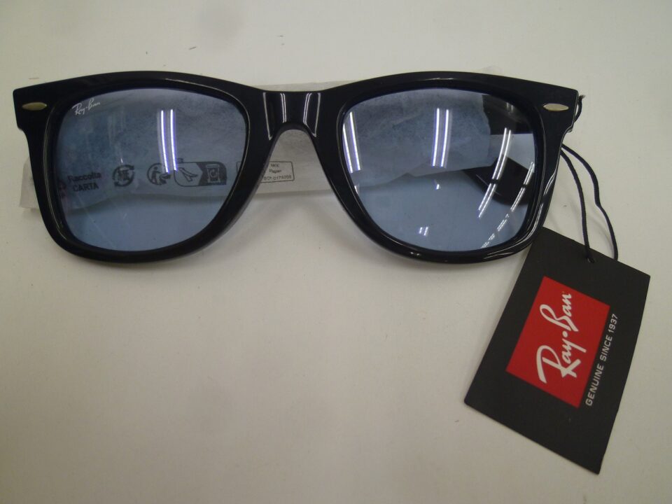サングラス界の帝王 レイバンをお買い取り 沼津市の金のクマ」下田からお持ち頂き、未使用品でした
