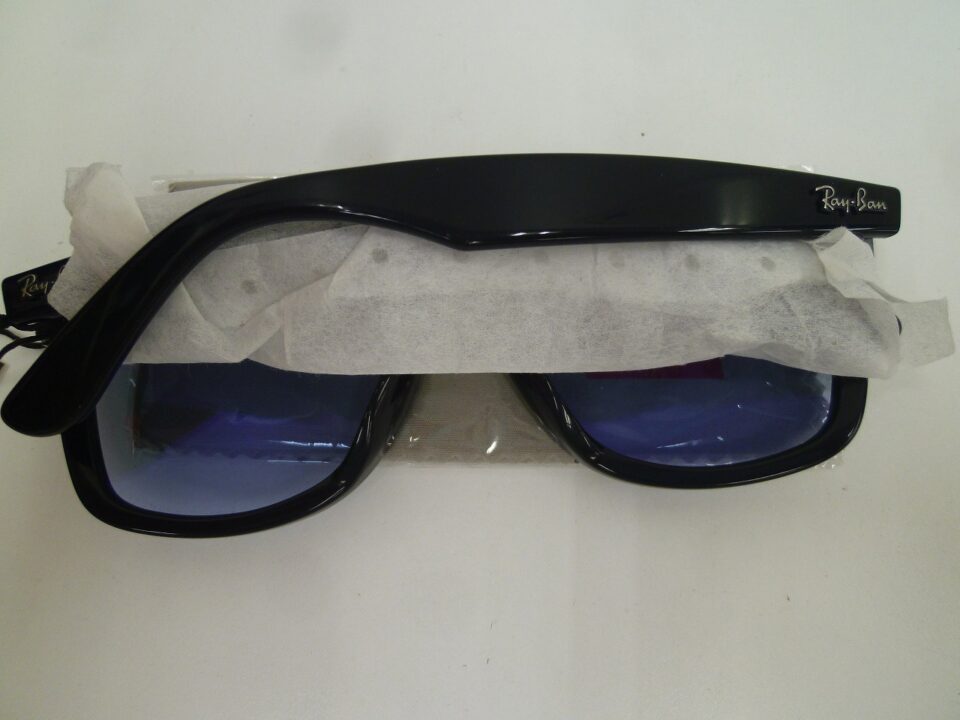 サングラス界の帝王 レイバンをお買い取り 沼津市の金のクマ」下田からお持ち頂き、未使用品でした