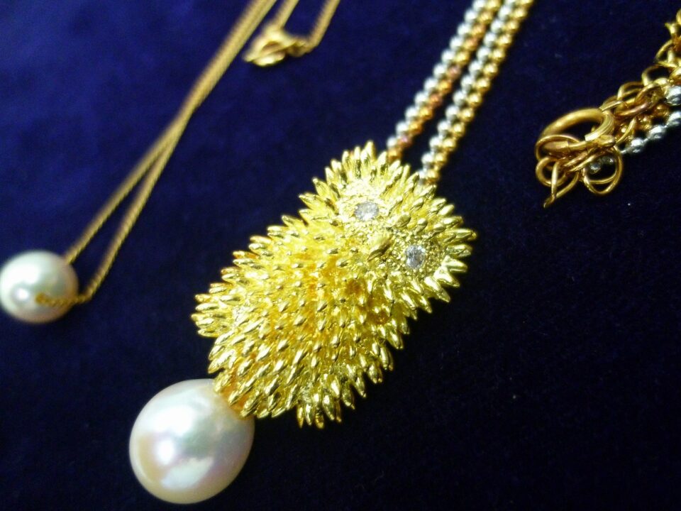 「金のアクセサリーをお買い取り♪　沼津市の金のクマ」　昔の物は重量のあるデザインが多いです