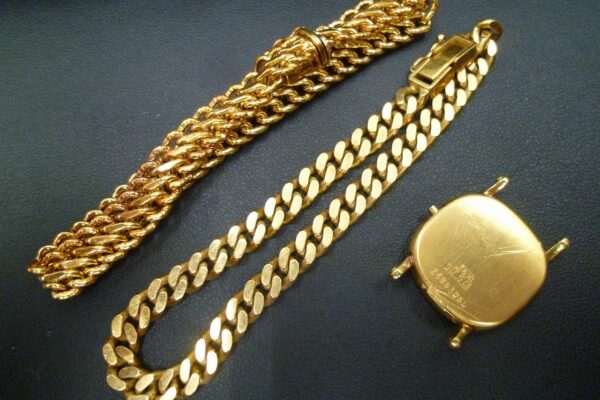 「金のアクセサリーに金の時計をお買い取り　沼津市の金のクマ」　紹介でご来店のお客様でした