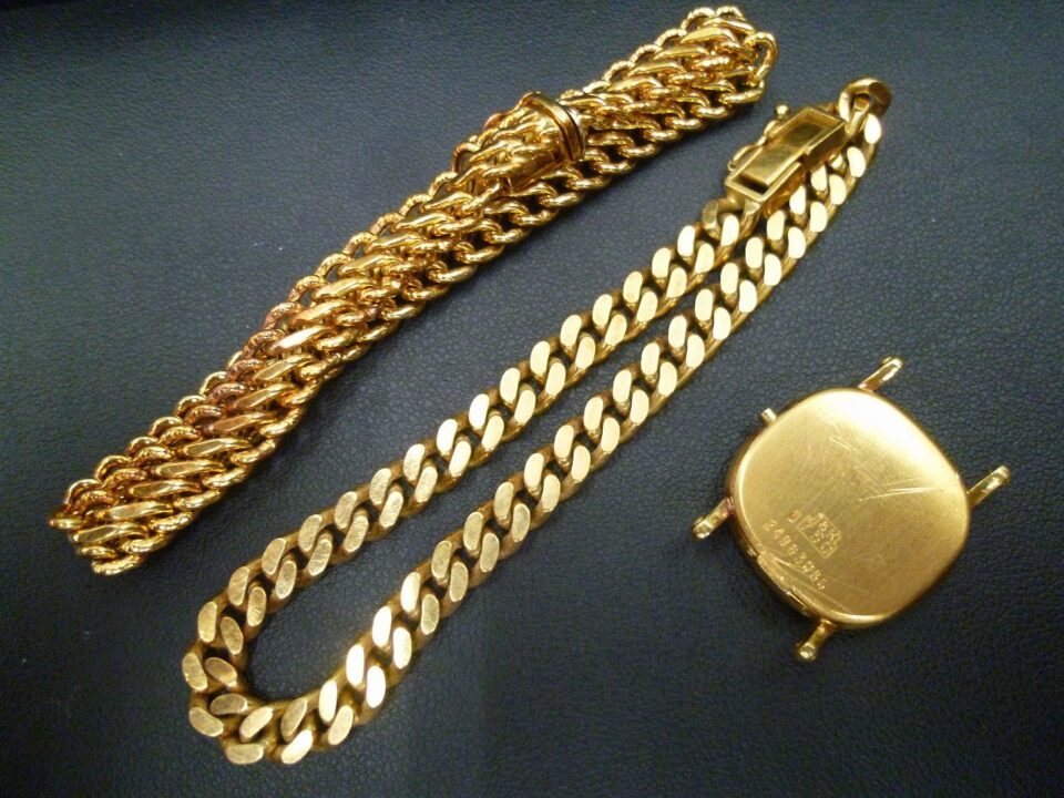 「金のアクセサリーに金の時計をお買い取り　沼津市の金のクマ」　紹介でご来店のお客様でした