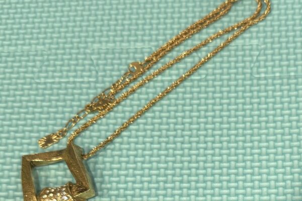 姶良市でブランド、イヴサンローラン、アクセサリーの買取なら、買取専門金のクマ姶良店へ