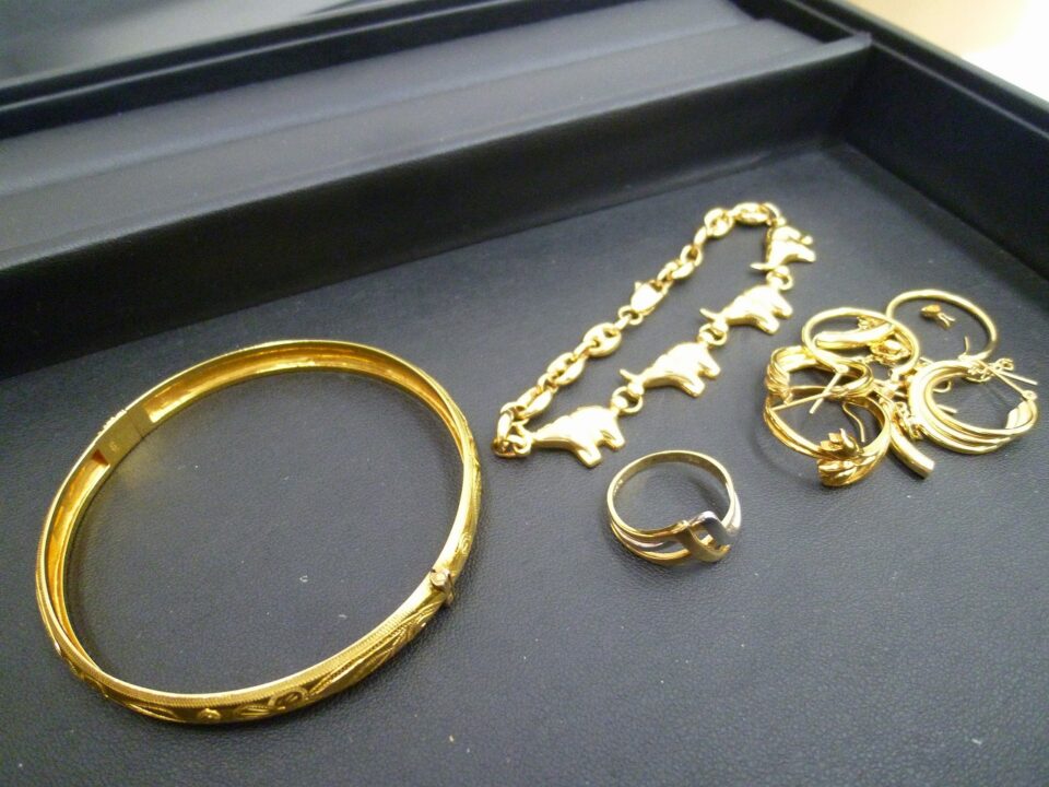 「純度90%って何金？　海外のだから純度が低い？？？　沼津市の金のクマ」金製品の持ち込み増加中♪