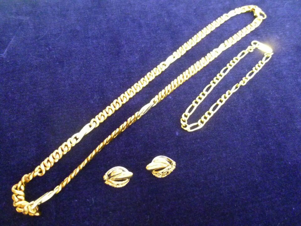 「金も株も上昇、円安も進行　高市早苗効果発動　沼津市の金のクマ」　相場は事前の予測通りの動きです