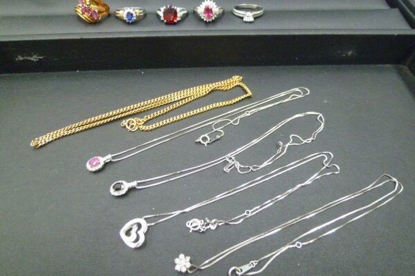 「金やプラチナなど貴金属アクセサリー買い取りが増えています　沼津市の金のクマ」持ち込み急増中です