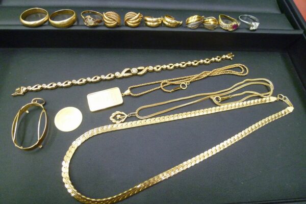 「使わなくなった昔のアクセサリーをお片付け　沼津市の金のクマ」昔は金が安かったと盛り上がりました