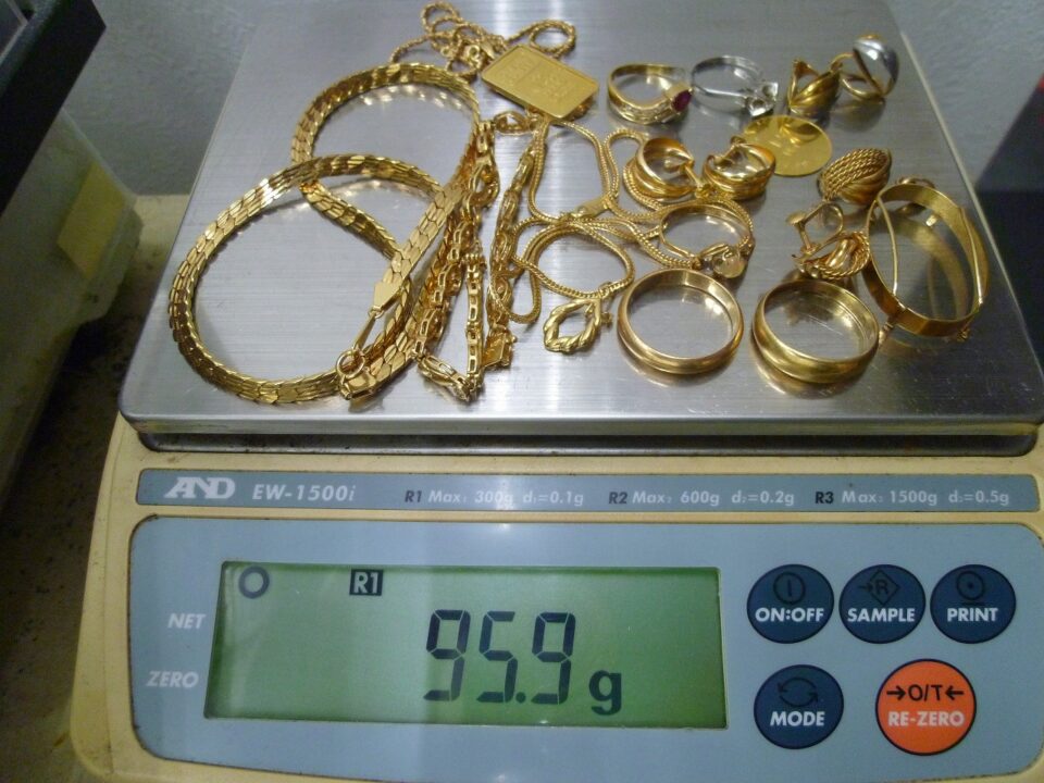 「使わなくなった昔のアクセサリーをお片付け　沼津市の金のクマ」昔は金が安かったと盛り上がりました