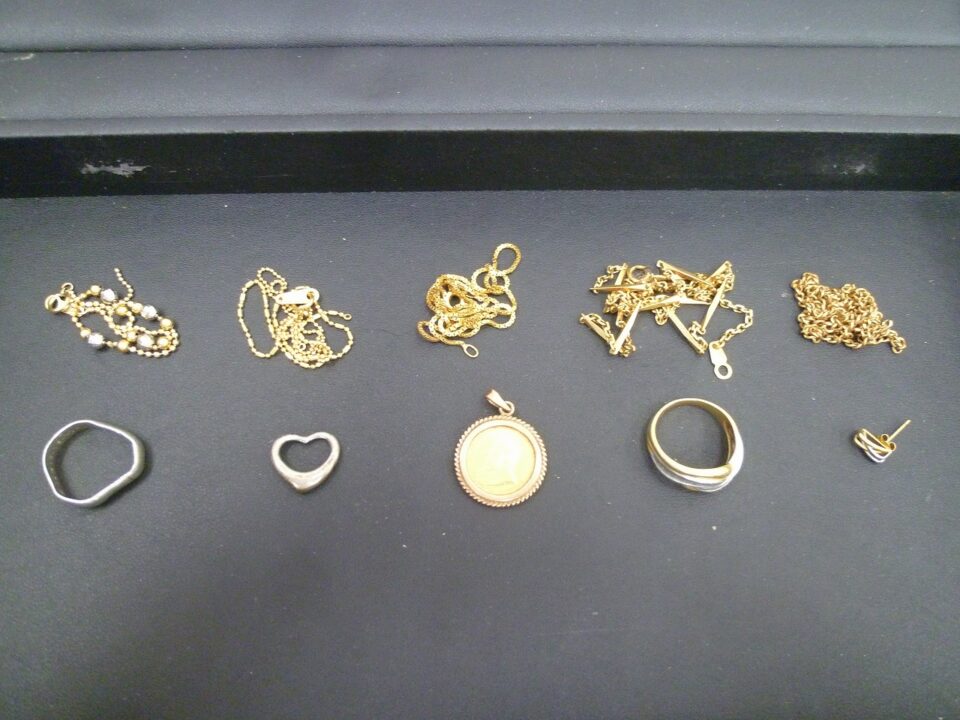 「片付け・断捨離・生前整理　使わないアクセサリーをお売り頂きました沼津市の金のクマ」点数が多い♪