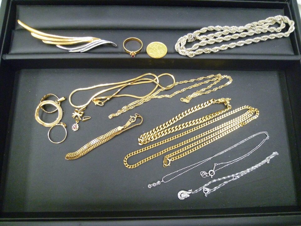 「金やプラチナなどのアクセサリー持ち込み急増中　沼津市の金のクマ」　金相場も再上昇してますね♪