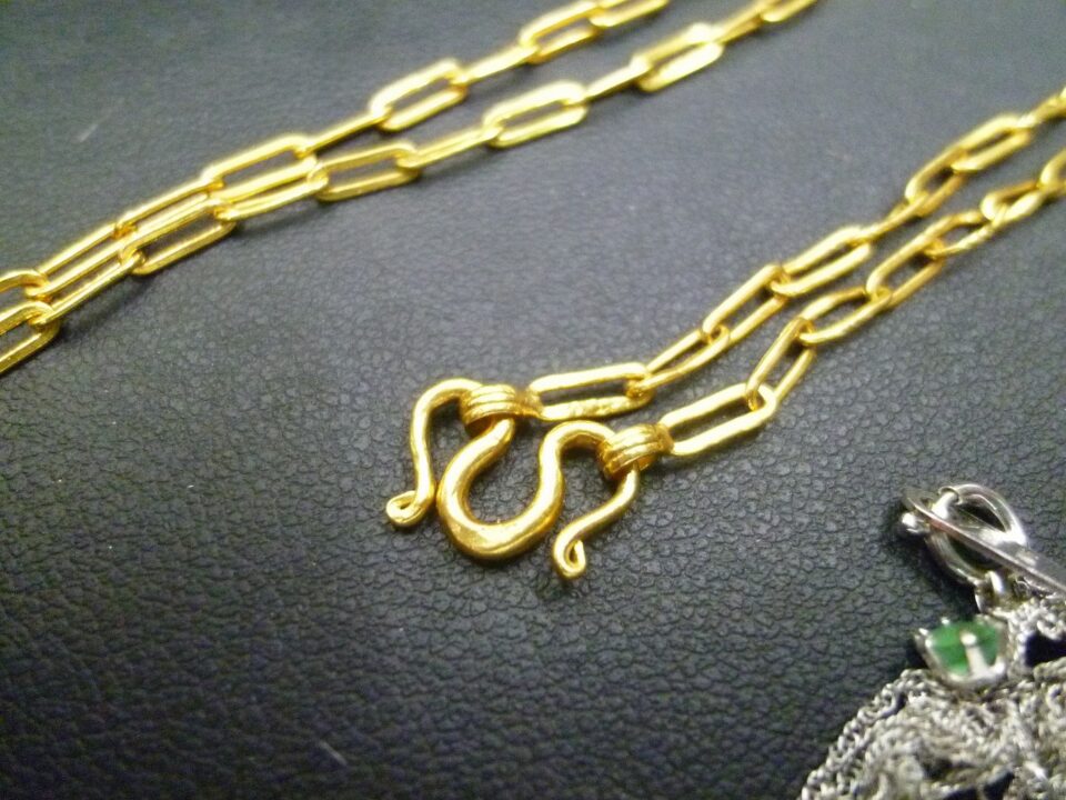 「金のネックレスで留めの形状にポイントあり　沼津市の金のクマ」　スゴく低く言う店もあるので要注意