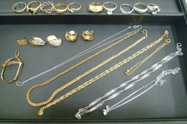 「金プラチナのアクセサリーを大量にお買い取り♪　沼津市の金のクマ」金相場も再上昇中です(^^♪