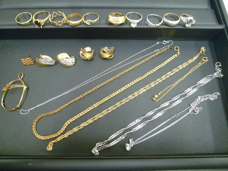 「金プラチナのアクセサリーを大量にお買い取り♪　沼津市の金のクマ」金相場も再上昇中です(^^♪