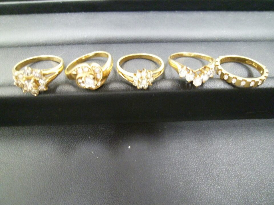 「ダイヤ付き18金の指輪をまとめてお買い取り　沼津の金のクマ」金相場は過去最高に肉薄中(^^♪