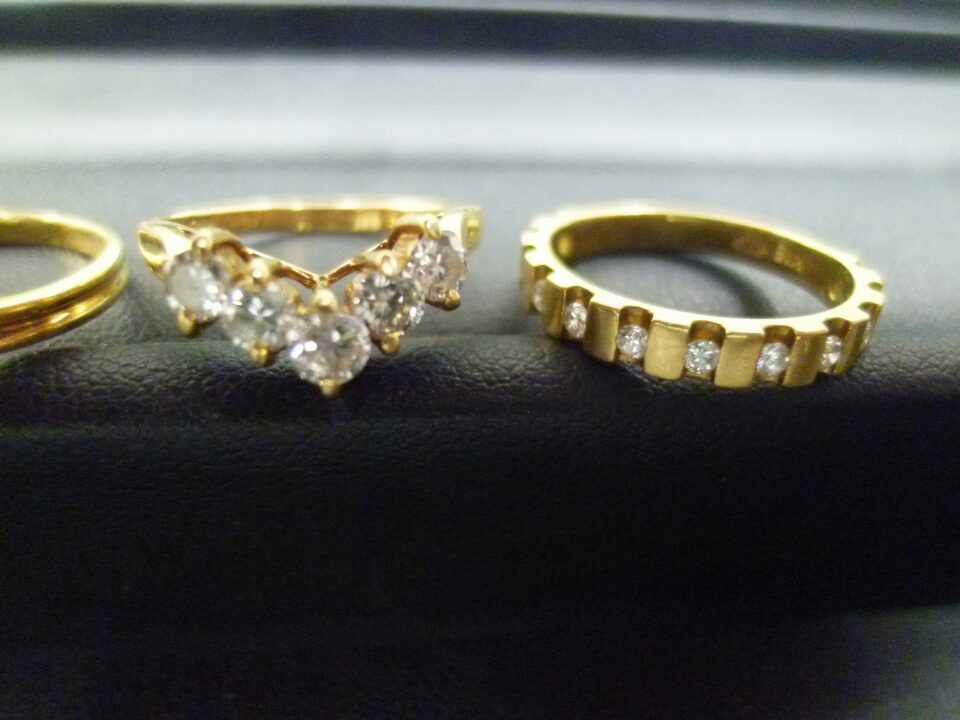 「ダイヤ付き18金の指輪をまとめてお買い取り　沼津の金のクマ」金相場は過去最高に肉薄中(^^♪