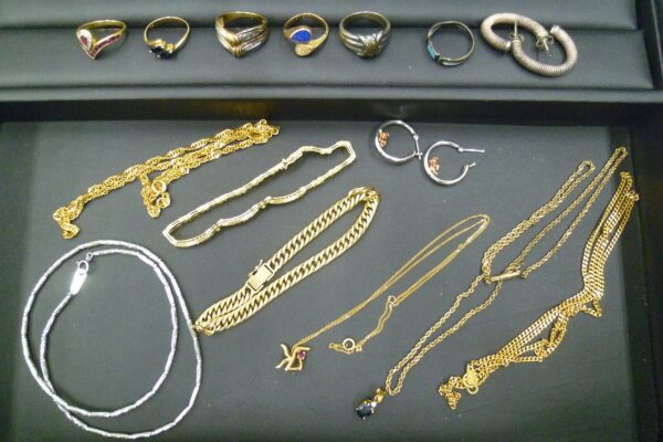 「片付け・断捨離・生前整理　いろんな品物が出てきますね　沼津の金のクマ」今回は貴金属アクセサリー