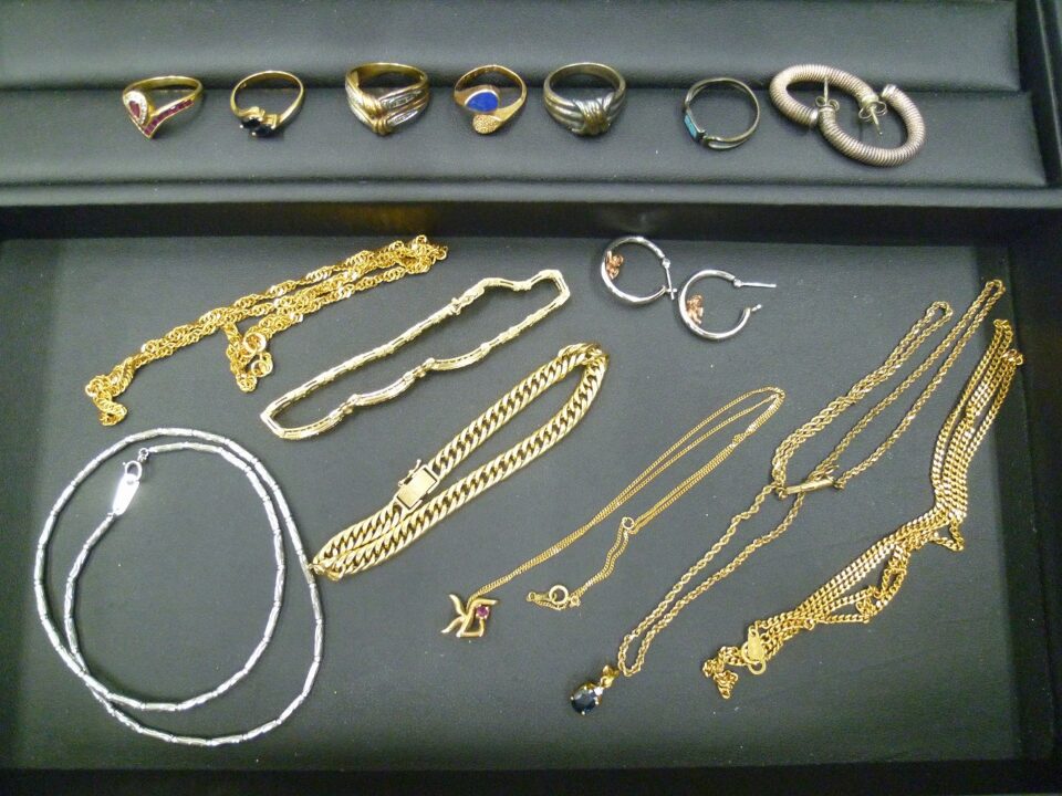 「片付け・断捨離・生前整理　いろんな品物が出てきますね　沼津の金のクマ」今回は貴金属アクセサリー