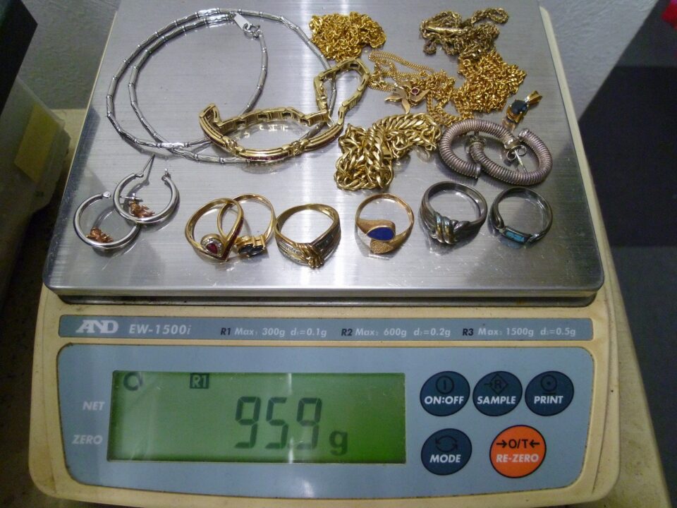 「片付け・断捨離・生前整理　いろんな品物が出てきますね　沼津の金のクマ」今回は貴金属アクセサリー