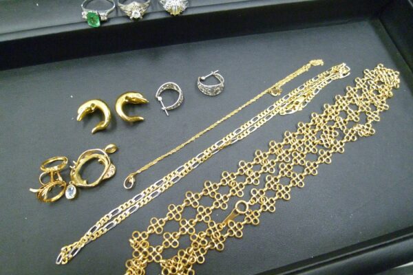 「年末大掃除の品物の中に貴金属アクセサリーが大量に♪　沼津の金のクマ」金銀プラチナ揃って過去最高