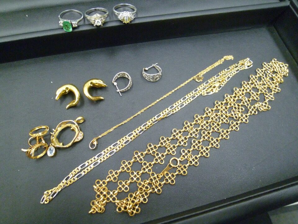 「年末大掃除の品物の中に貴金属アクセサリーが大量に♪　沼津の金のクマ」金銀プラチナ揃って過去最高