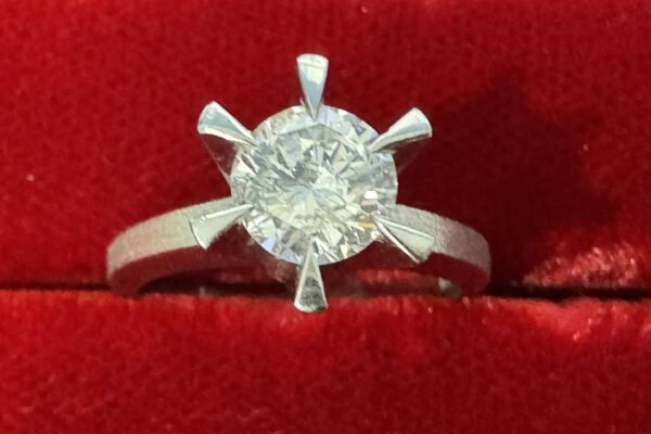 姶良市でプラチナ、ダイヤの買取なら、買取専門金のクマ姶良店へ