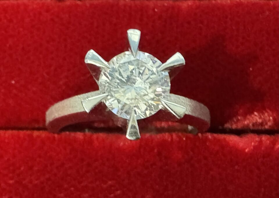 姶良市でプラチナ、ダイヤの買取なら、買取専門金のクマ姶良店へ