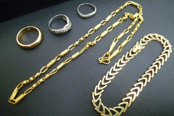 「金のアクセサリーは国によって純度が高いものあります　沼津の金のクマ」タイのものはアツいですね♪