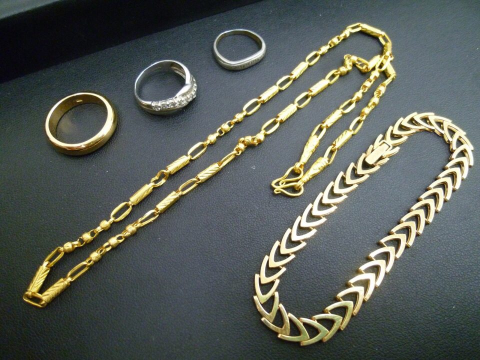 「金のアクセサリーは国によって純度が高いものあります　沼津の金のクマ」タイのものはアツいですね♪