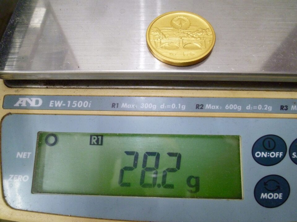 「記念メダルは素材が重要です　沼津の金のクマ」　今回の記念メダルは純金製でした