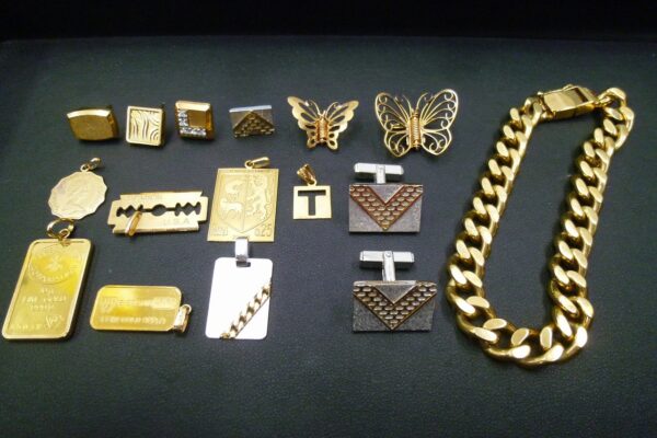 「金とプラチナのアクセサリーをまとめてお買い取り　沼津の金のクマ」金は少量でもスゴイです(^^♪