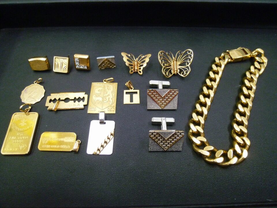 「金とプラチナのアクセサリーをまとめてお買い取り　沼津の金のクマ」金は少量でもスゴイです(^^♪