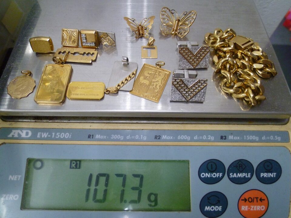 「金とプラチナのアクセサリーをまとめてお買い取り　沼津の金のクマ」金は少量でもスゴイです(^^♪