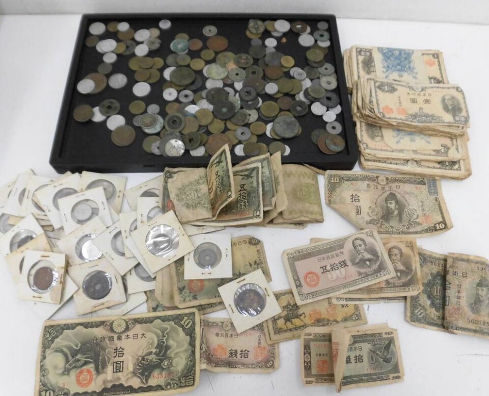 「古銭の査定や買い取りもお任せ下さい　沼津の金のクマ」　古い家の掃除で出て来る事が多いですね