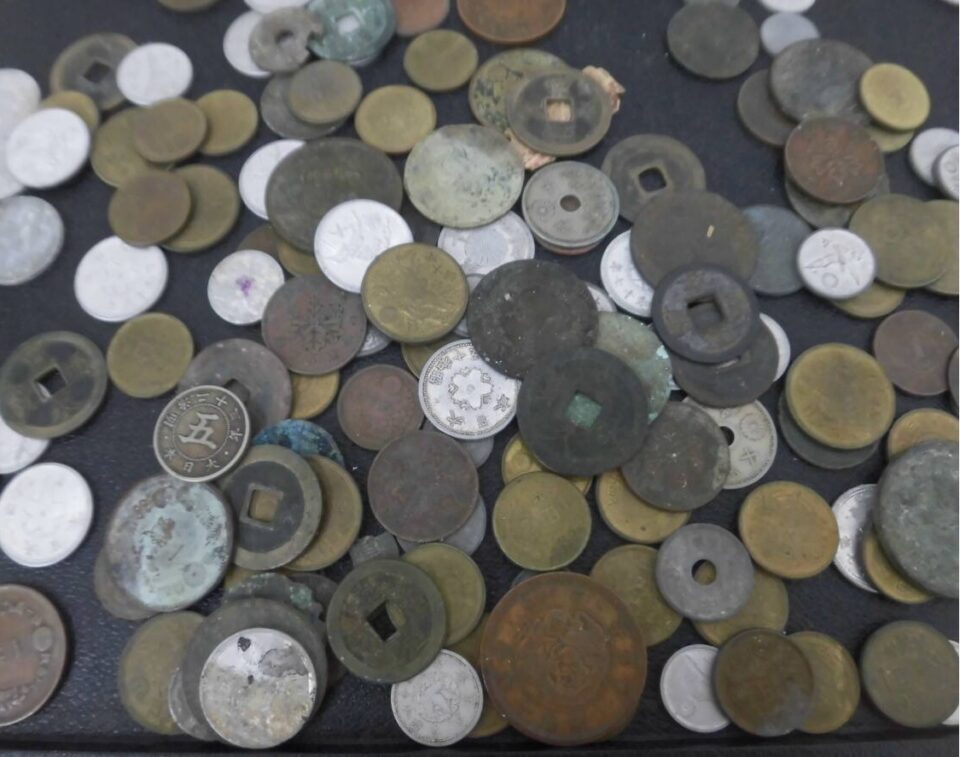 「古銭の査定や買い取りもお任せ下さい　沼津の金のクマ」　古い家の掃除で出て来る事が多いですね