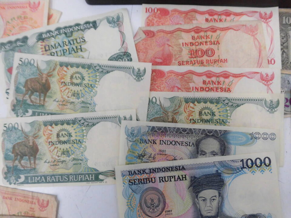 「記念硬貨・古銭・海外のお金も買い取り大歓迎　沼津の金のクマ」海外のお金は実は意外と多いです