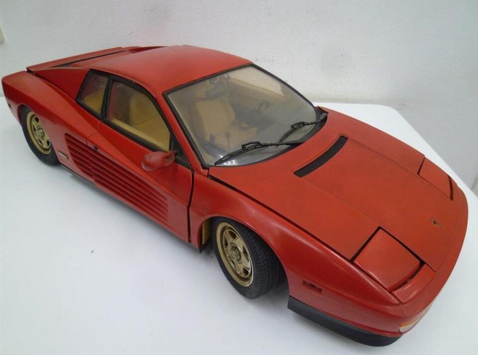 「プラモデルなど模型も買い取ります　沼津の金のクマ」　今回は1/8スケール　本気のフェラーリです