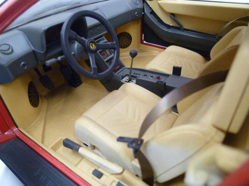 「プラモデルなど模型も買い取ります　沼津の金のクマ」　今回は1/8スケール　本気のフェラーリです