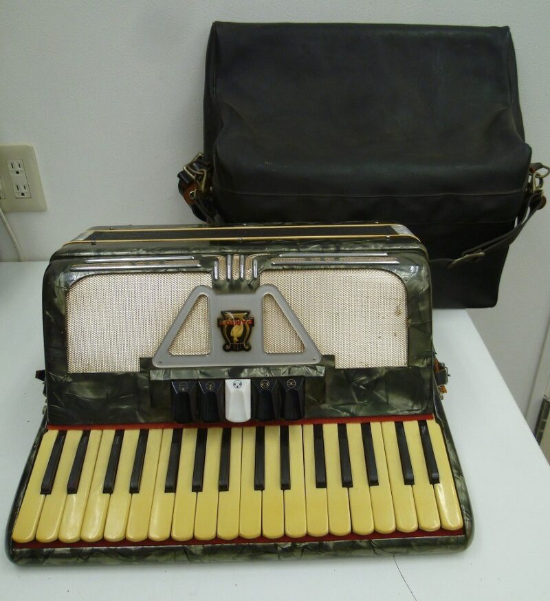 「パロットのアコーディオンをお買い取り　沼津の金のクマ」色んな楽器の買い取りもお気軽にどうぞ♪