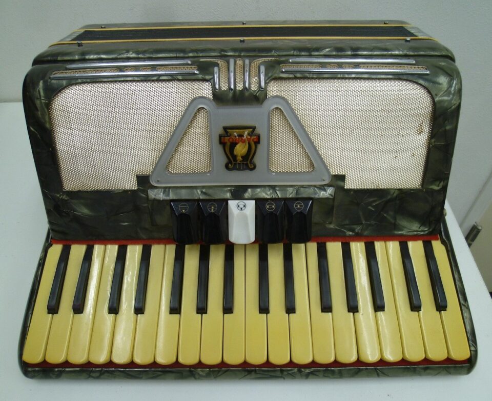 「パロットのアコーディオンをお買い取り　沼津の金のクマ」色んな楽器の買い取りもお気軽にどうぞ♪