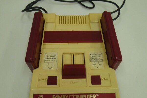 「懐かしのゲーム機　初代ファミコンをお買い取り　沼津の金のクマ」　ゲーム機やゲームソフトも大歓迎