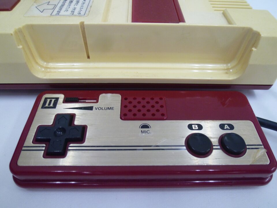 「懐かしのゲーム機　初代ファミコンをお買い取り　沼津の金のクマ」　ゲーム機やゲームソフトも大歓迎