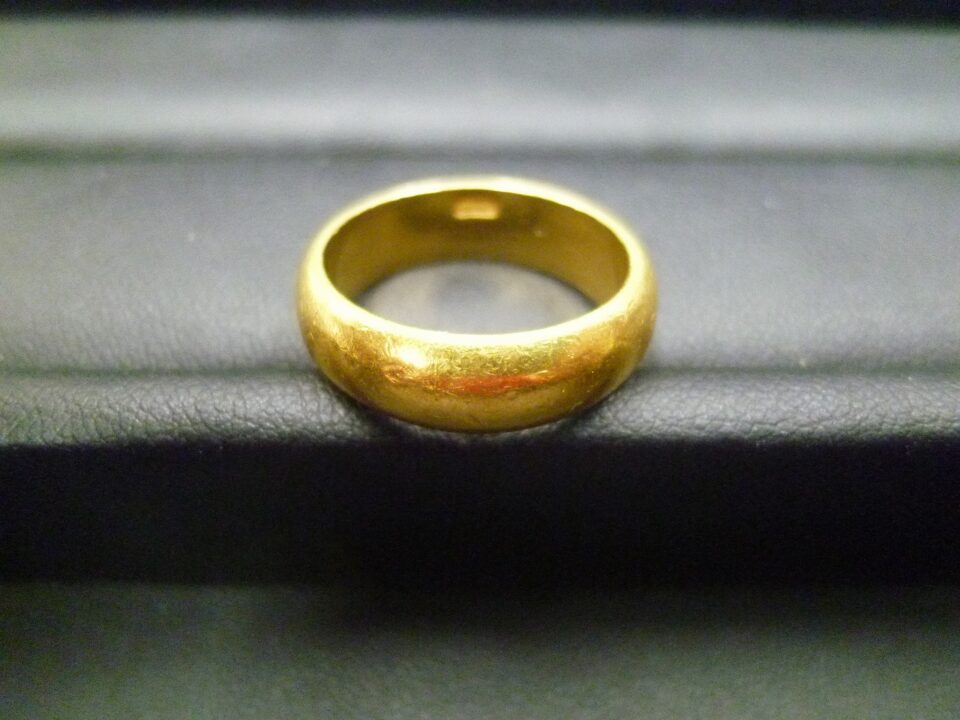 「純金のリングをお買い取り(^^♪　沼津の金のクマ」このようなデザインを見るとピクっとなります