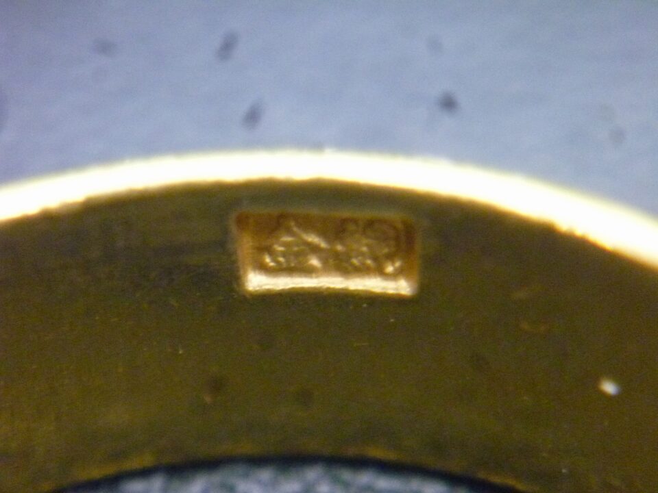 「純金のリングをお買い取り(^^♪　沼津の金のクマ」このようなデザインを見るとピクっとなります