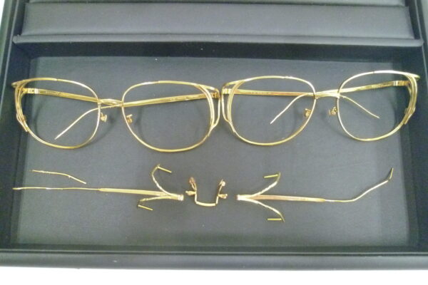 「18金フレームのメガネを3点お買い取り　沼津の金のクマ」　メガネのフレームは重いですね♪