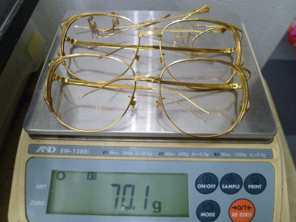 「18金フレームのメガネを3点お買い取り 沼津の金のクマ」 メガネのフレームは重いですね♪