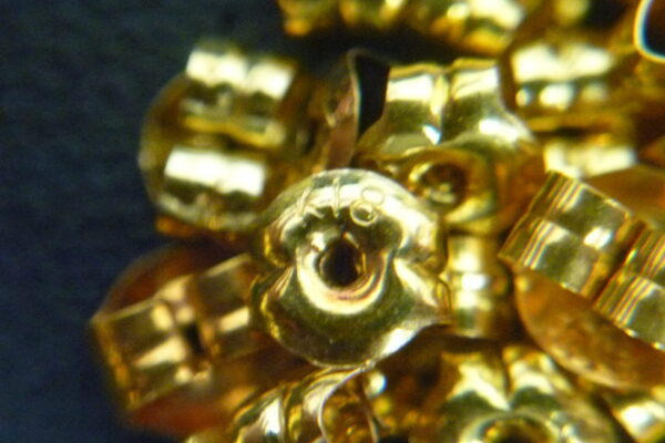 「ピアスの留め具は小さいですが金の物が多くあります　沼津の金のクマ」留め具は18金と14金でした