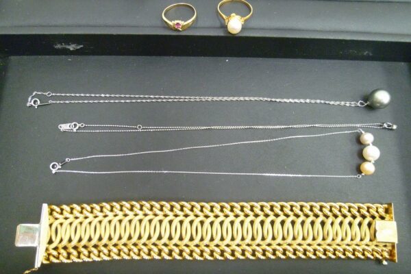 「貴金属アクセサリーをお買い取り　沼津の金のクマ」重量級の18金製ブレスレットが目を引きます