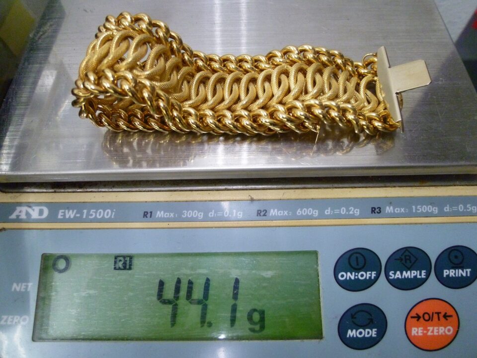 「貴金属アクセサリーをお買い取り 沼津の金のクマ」重量級の18金製ブレスレットが目を引きます